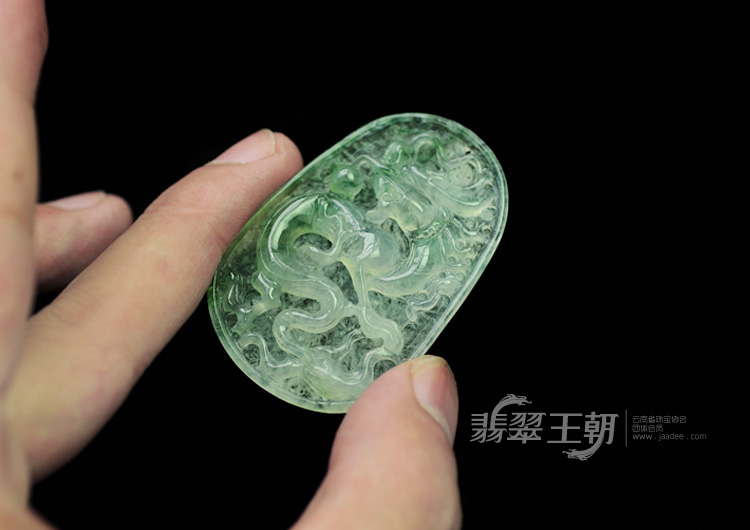 冰种飘花缅甸翡翠龙牌挂件