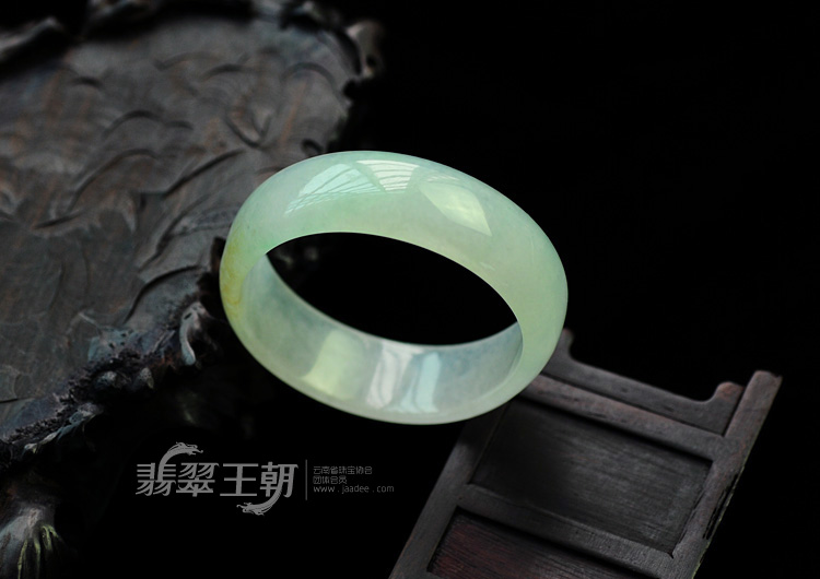 冰种淡三彩缅甸翡翠贵妃镯（48.5-43.5）