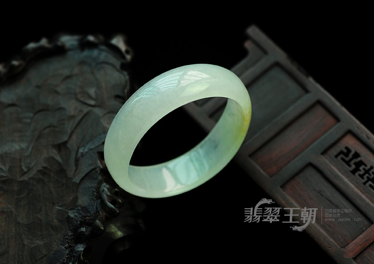 冰种淡三彩缅甸翡翠贵妃镯（48.5-43.5）
