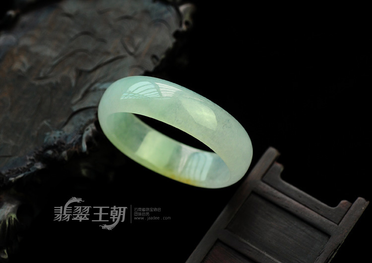 冰种淡三彩缅甸翡翠贵妃镯（48.5-43.5）