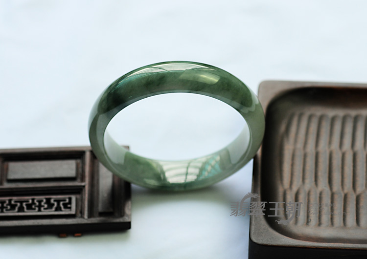 糯冰种飘花缅甸翡翠手镯（57mm）