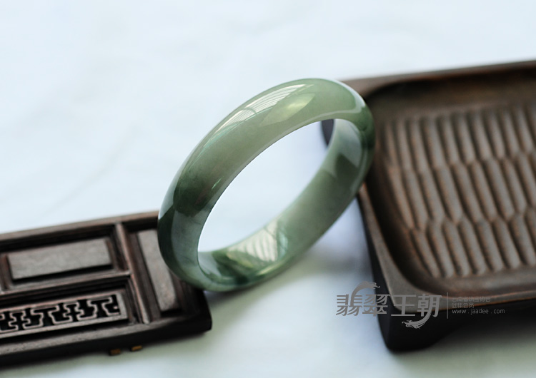 糯冰种飘花缅甸翡翠手镯（57mm）