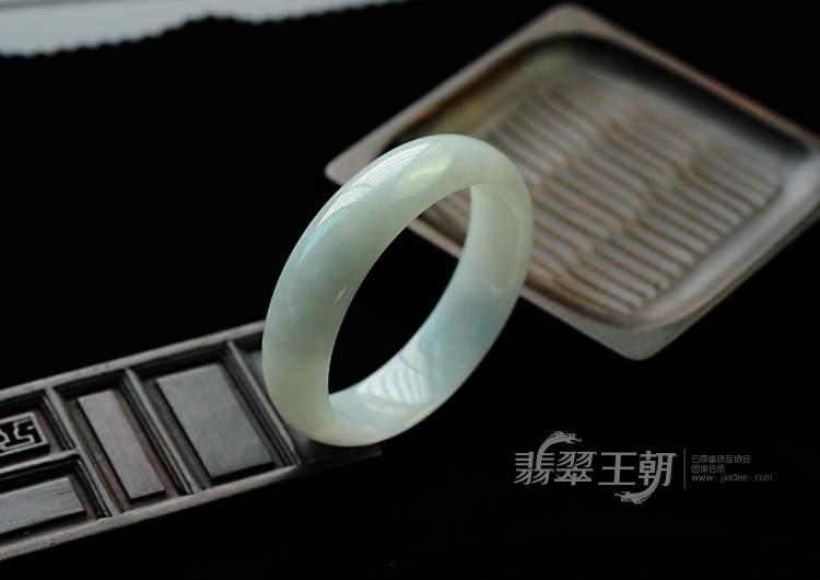 糯冰种晴水缅甸翡翠手镯（56.2mm）