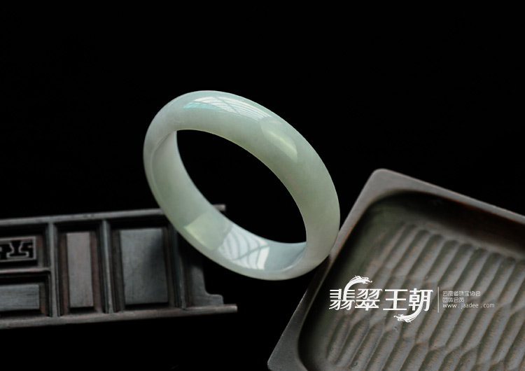糯冰种晴水缅甸翡翠手镯（56.2mm）
