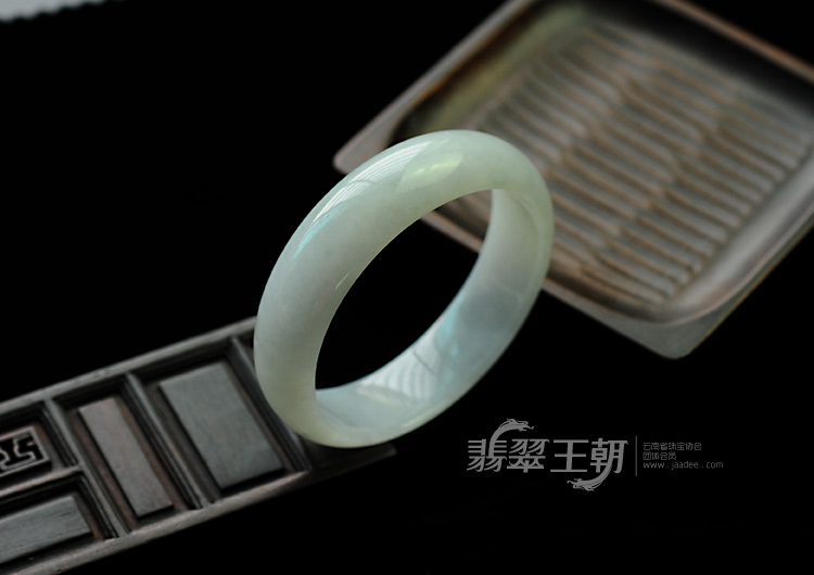 糯冰种晴水缅甸翡翠手镯（56.2mm）