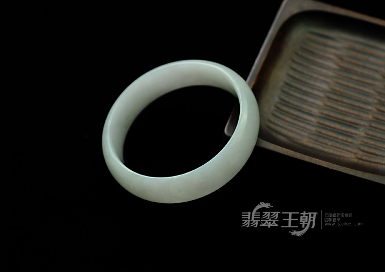 糯冰种晴水缅甸翡翠手镯（56.2mm）