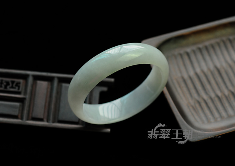 糯冰种晴水缅甸翡翠手镯（56.2mm）
