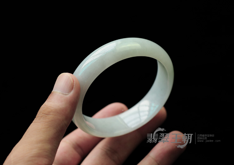 糯冰种晴水缅甸翡翠手镯（56.2mm）