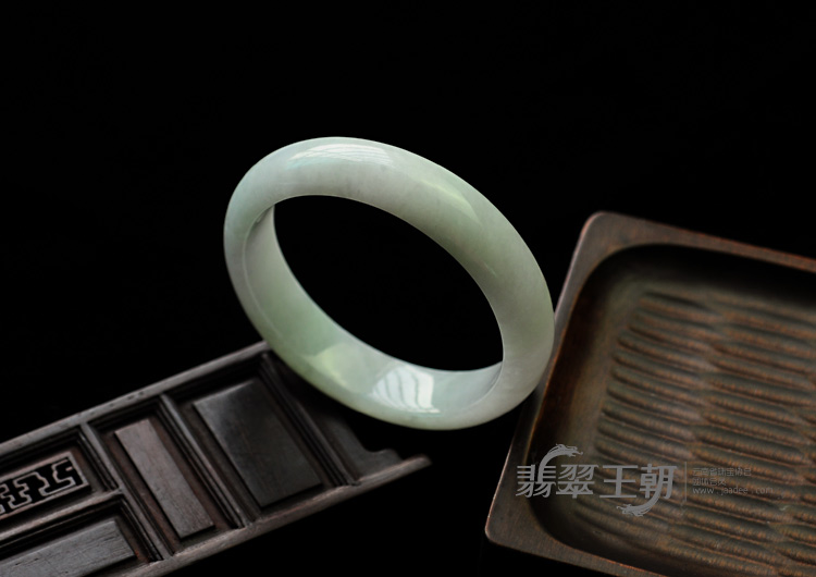 糯冰种晴水缅甸翡翠手镯（55.4mm）