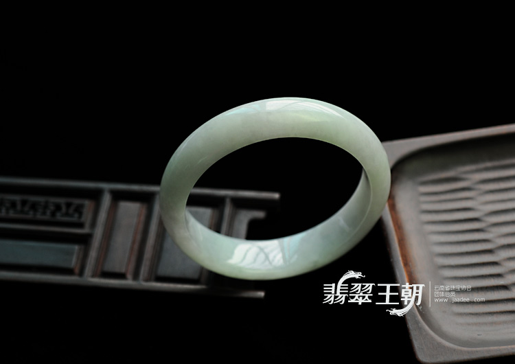 糯冰种晴水缅甸翡翠手镯（55.4mm）