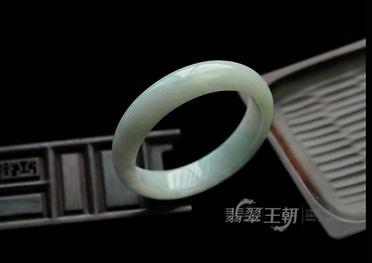 糯冰种晴水缅甸翡翠手镯（55.4mm）
