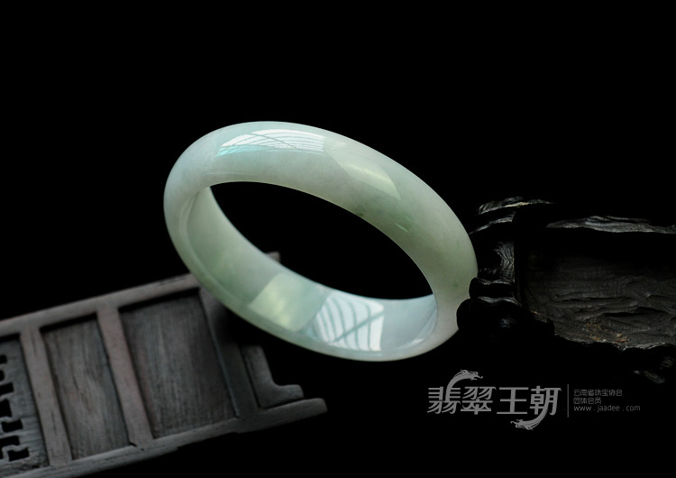 糯冰种晴水缅甸翡翠手镯（56.2mm）