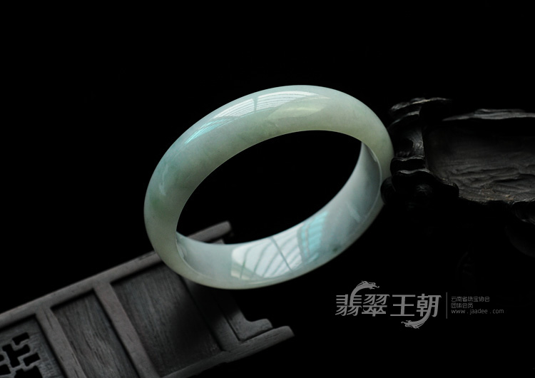 糯冰种晴水缅甸翡翠手镯（56.2mm）
