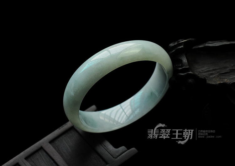 糯冰种晴水缅甸翡翠手镯（56.2mm）