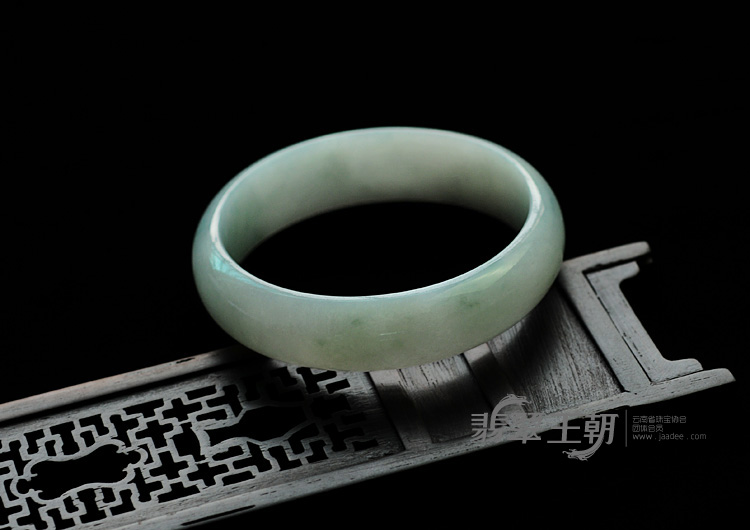 糯冰种晴水缅甸翡翠手镯（56.2mm）