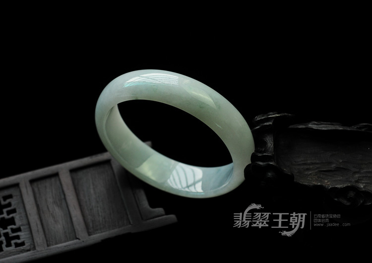 糯冰种晴水缅甸翡翠手镯（56.2mm）
