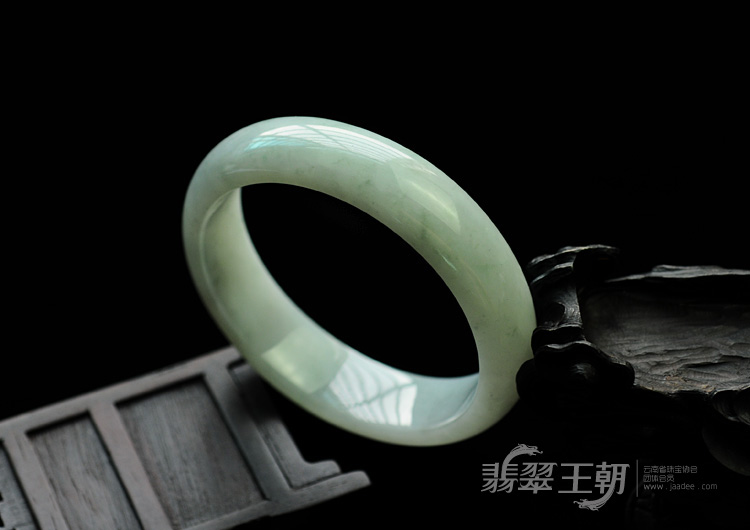 细糯种晴水缅甸翡翠手镯（57.3mm）