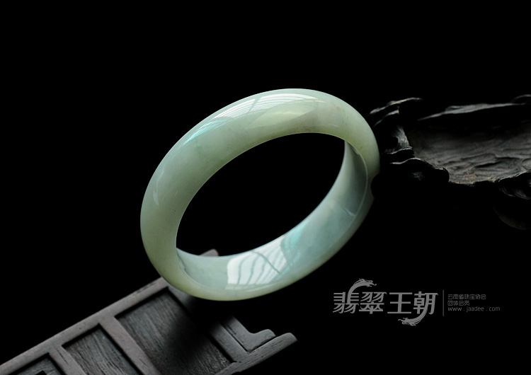 细糯种晴水缅甸翡翠手镯（57.3mm）