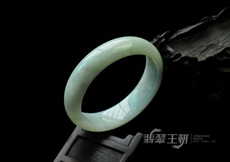 细糯种晴水缅甸翡翠手镯（57.3mm）