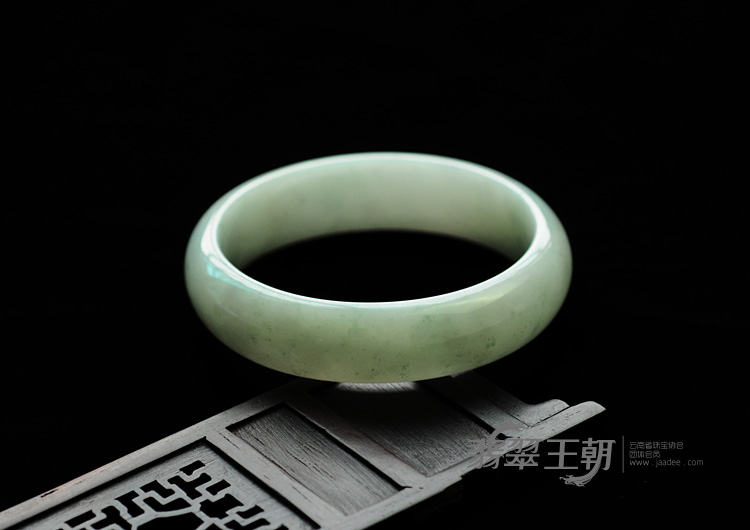 细糯种晴水缅甸翡翠手镯（57.3mm）