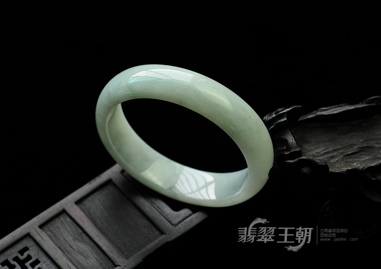 细糯种晴水缅甸翡翠手镯（57.3mm）
