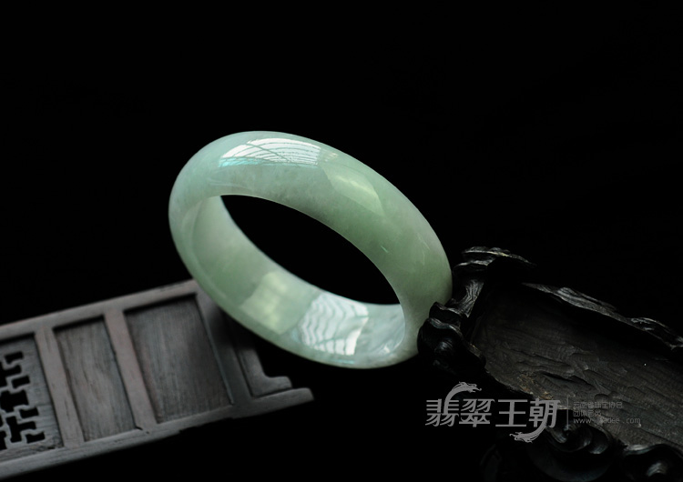 糯冰种晴水缅甸翡翠手镯（56.8mm）