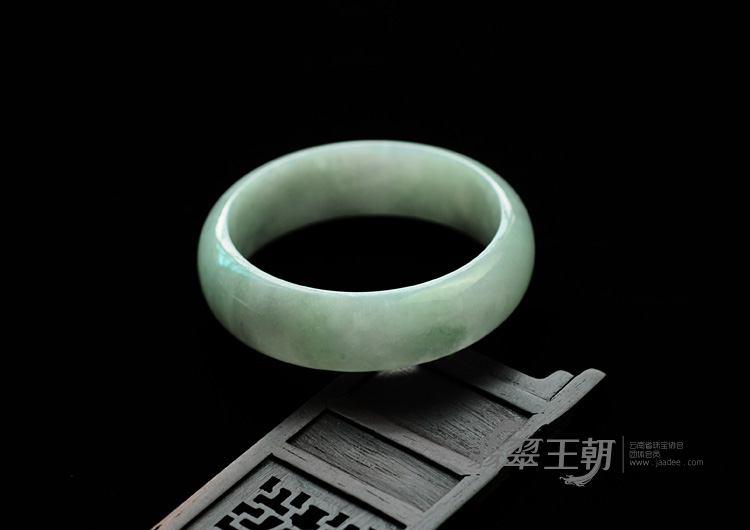 糯冰种晴水缅甸翡翠手镯（56.8mm）