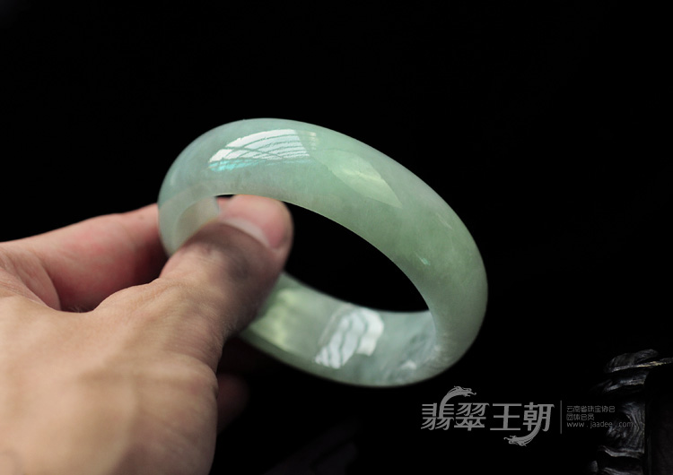 糯冰种晴水缅甸翡翠手镯（56.8mm）