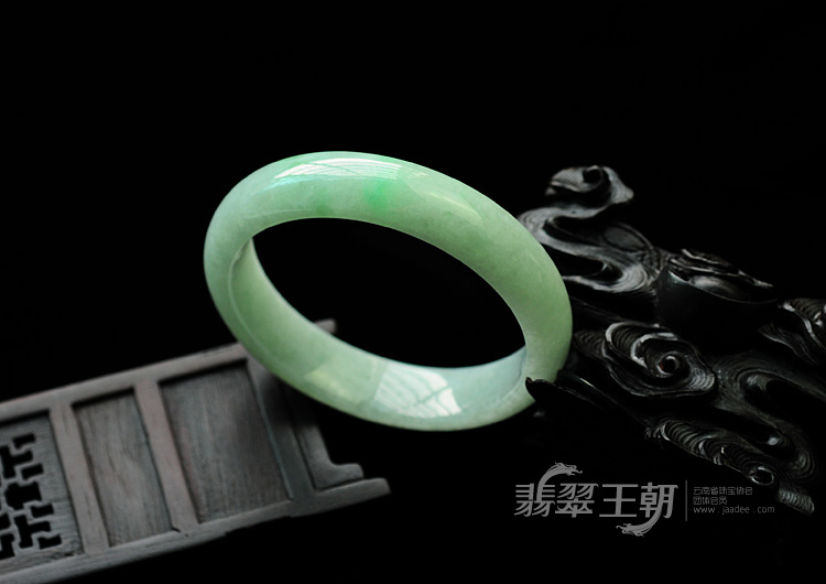 糯冰种豆绿缅甸翡翠手镯（57.3mm）