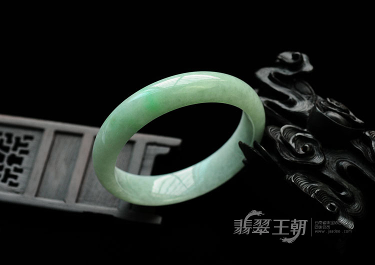糯冰种豆绿缅甸翡翠手镯（57.3mm）