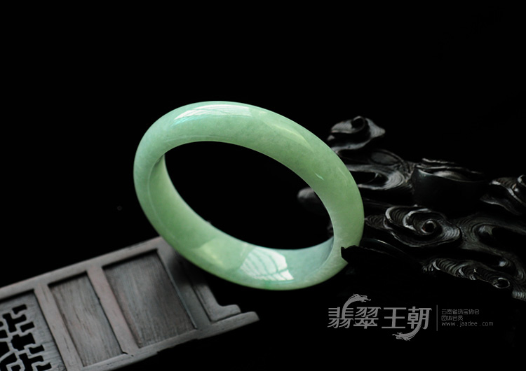 糯冰种豆绿缅甸翡翠手镯（57.3mm）