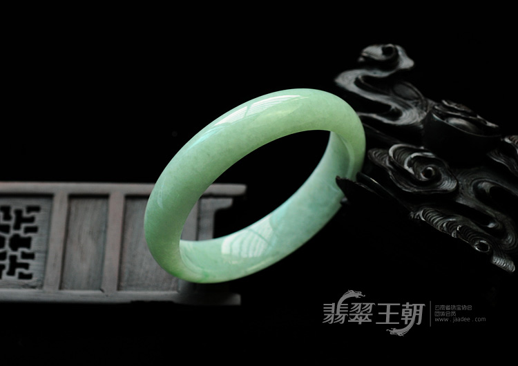 糯冰种豆绿缅甸翡翠手镯（57.3mm）