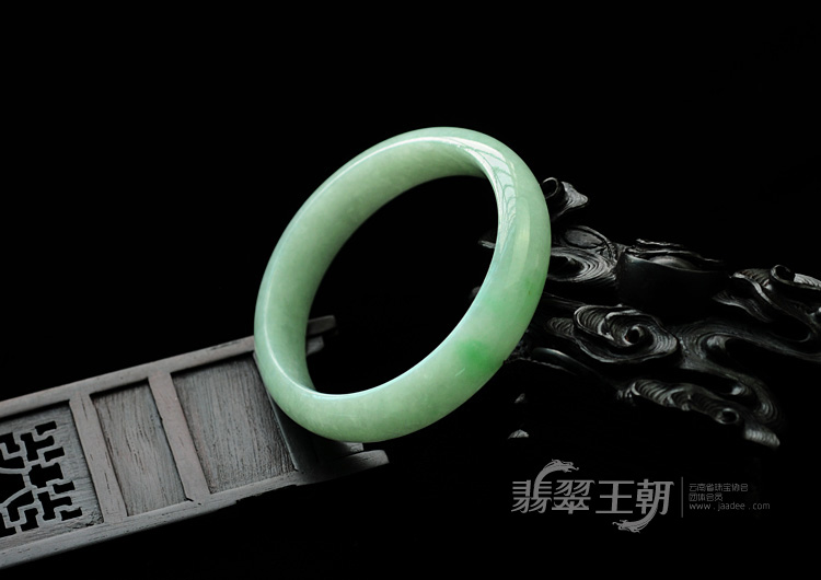 糯冰种豆绿缅甸翡翠手镯（57.3mm）