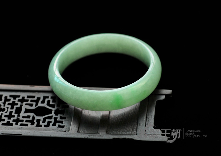 糯冰种豆绿缅甸翡翠手镯（57.3mm）