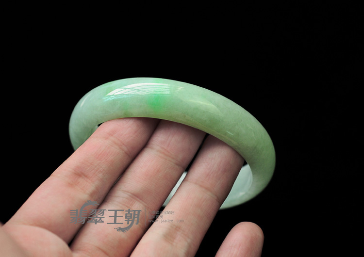 糯冰种豆绿缅甸翡翠手镯（57.3mm）