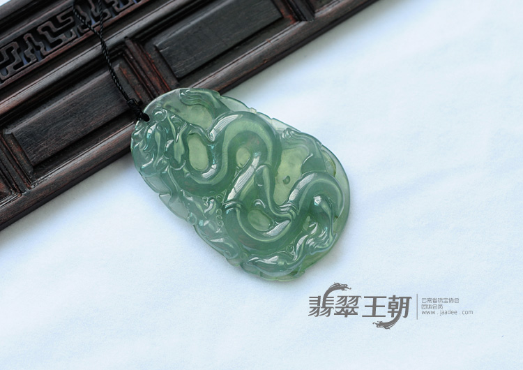 冰种晴水缅甸翡翠龙牌挂件