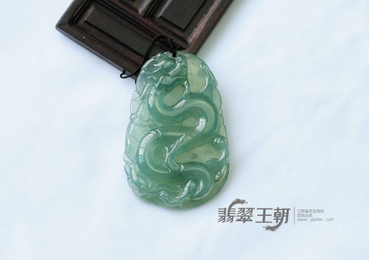 冰种晴水缅甸翡翠龙牌挂件