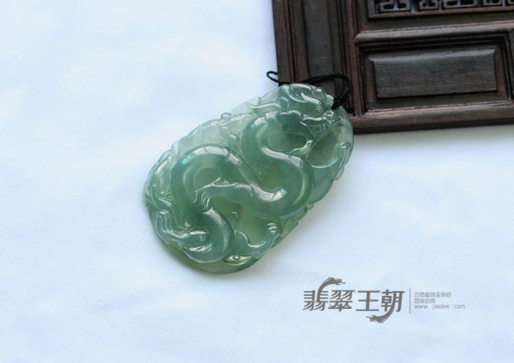 冰种晴水缅甸翡翠龙牌挂件
