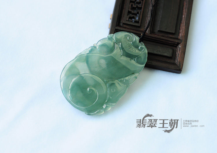 冰种晴水缅甸翡翠龙牌挂件