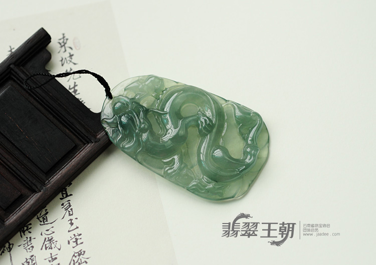 冰种晴水缅甸翡翠龙牌挂件