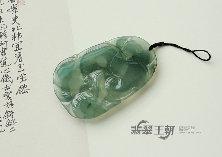 冰种晴水缅甸翡翠龙牌挂件