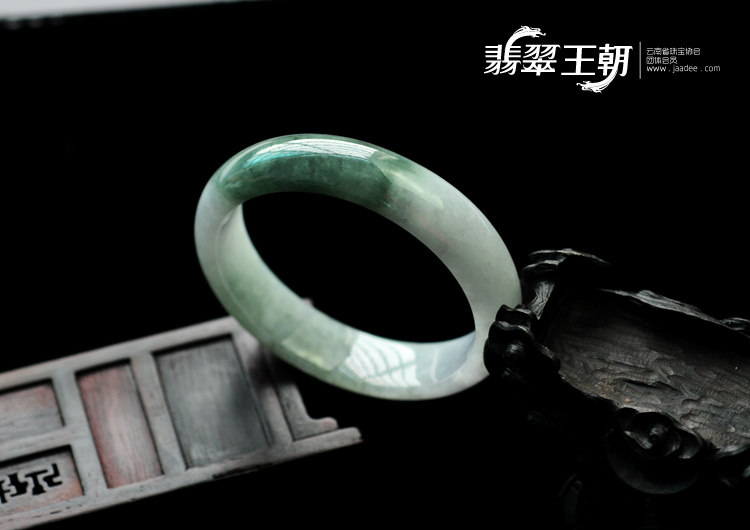 糯冰种蓝晴水缅甸翡翠手镯（57.4mm）