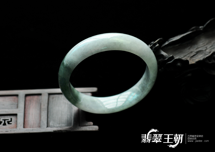 糯冰种蓝晴水缅甸翡翠手镯（57.4mm）