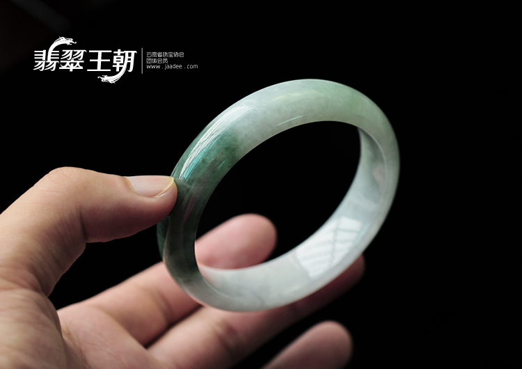 糯冰种蓝晴水缅甸翡翠手镯（57.4mm）
