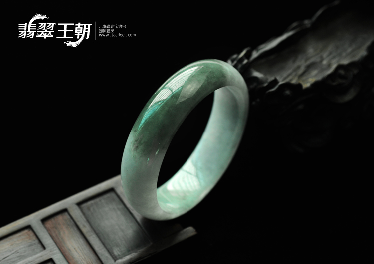 糯冰种蓝晴水缅甸翡翠手镯（57mm）