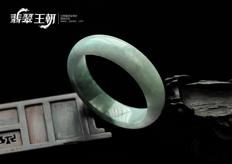 糯冰种蓝晴水缅甸翡翠手镯（57mm）