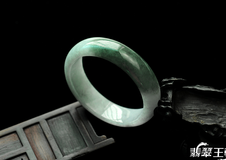 糯冰种蓝晴水缅甸翡翠手镯（57mm）