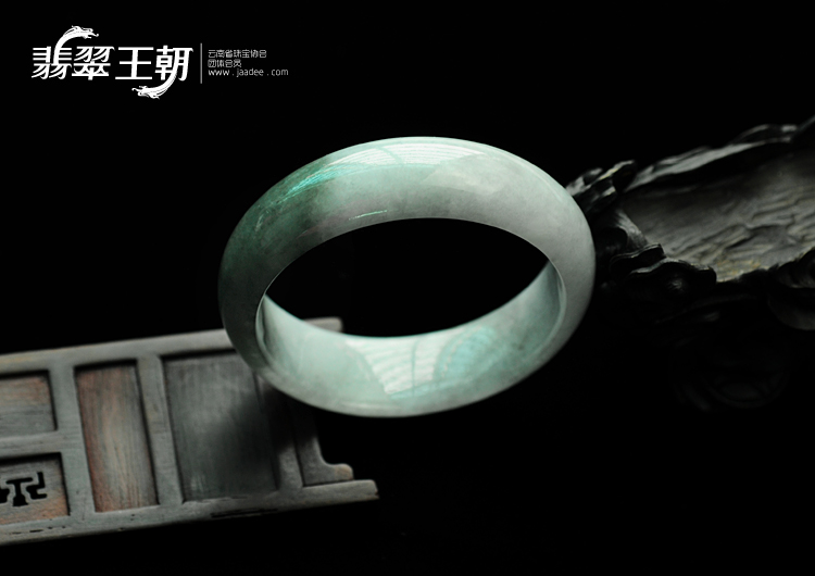 糯冰种蓝晴水缅甸翡翠手镯（57mm）