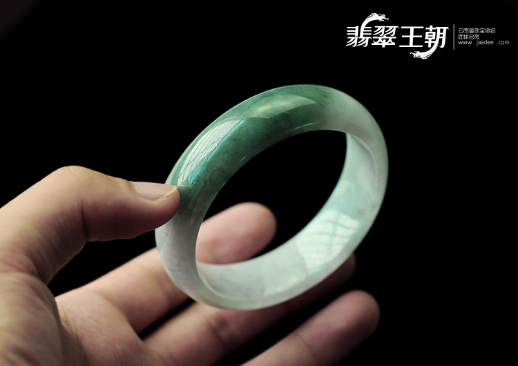 糯冰种蓝晴水缅甸翡翠手镯（57mm）