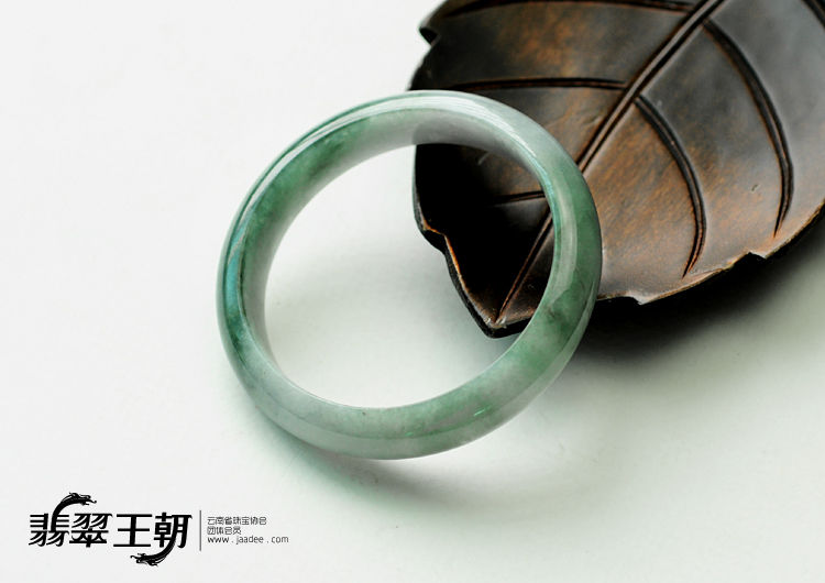 糯冰种蓝晴水缅甸翡翠手镯（55.5mm）